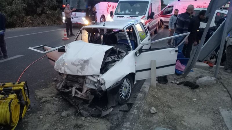 Aydın’da iki otomobil kafa kafaya çarpıştı