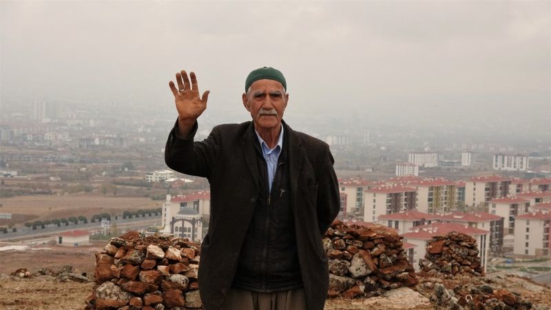 Elazığ'da yaşlı adam köy hayatını şehre taşıdı