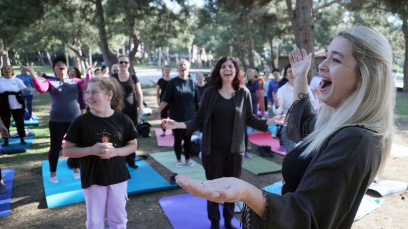 Antalya'da kadınlar, kahkaha yogası etkinliğinde buluştu