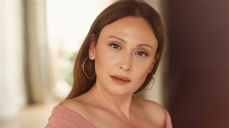 Yalı Çapkını'nın fettan yengesi İfakat'in dekolteli pozları Instagram'ı salladı! 'Yerli Madonna'