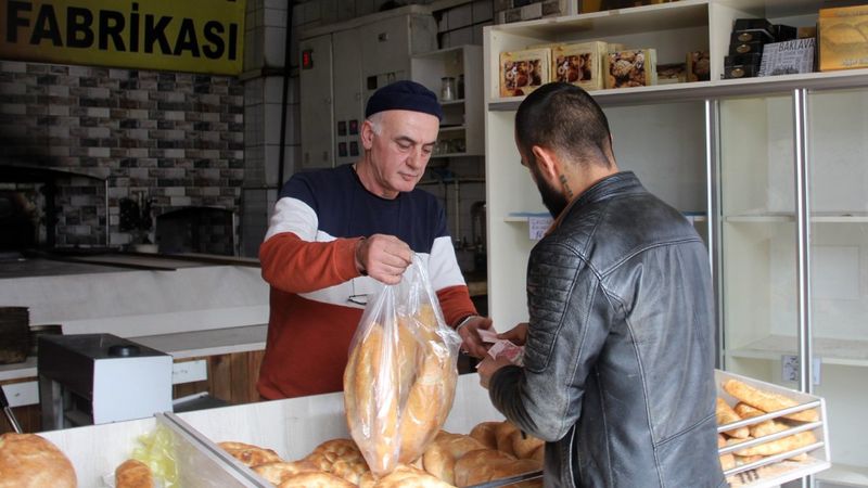 Sivas'ta ekmeği ucuz satan esnaf tehdit alıyor