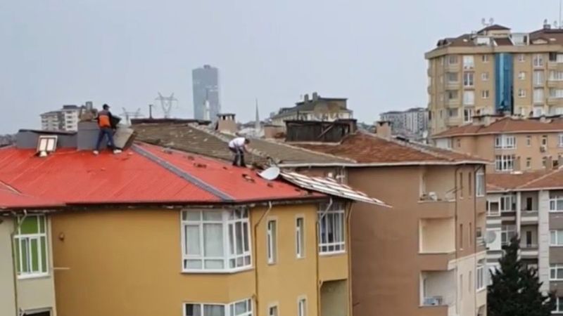 Ümraniye'de rüzgardan uçan çatıyı tutmaya çalıştılar