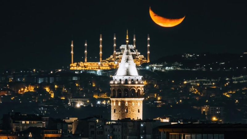 Çamlıca Cami, Galata Kulesi ve hilalin buluşması