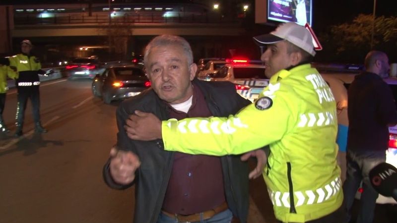 Kadıköy'de alkollü şahıs denetime takılınca gazetecilerin üstüne yürüdü