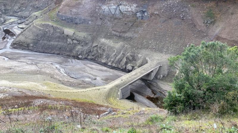 Yuvacık Barajı'nda sular çekildi, köprüler göründü 