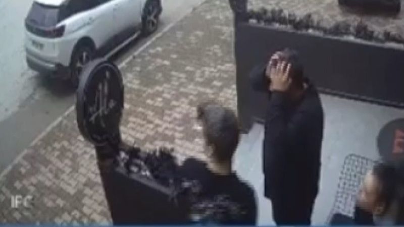 Kocaeli'de kaza geçiren motor sürücüsü olay anını kameraya aldı