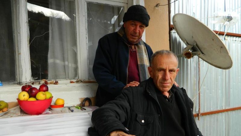 Ardahan'da yeteneğiyle görenleri şaşırtıyor: Kafasına vurulan elmanın rengini biliyor