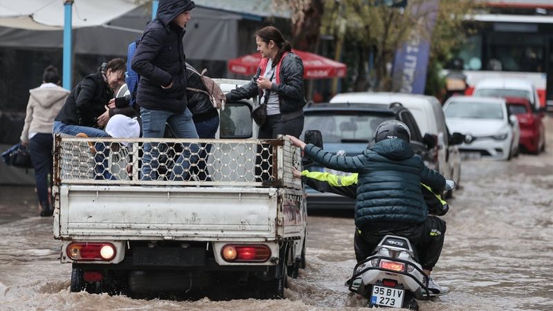 İzmir’i yine sağanak vurdu