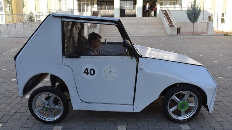 Liselilerden 60 kilometre hıza ulaşabilen elektrikli otomobil