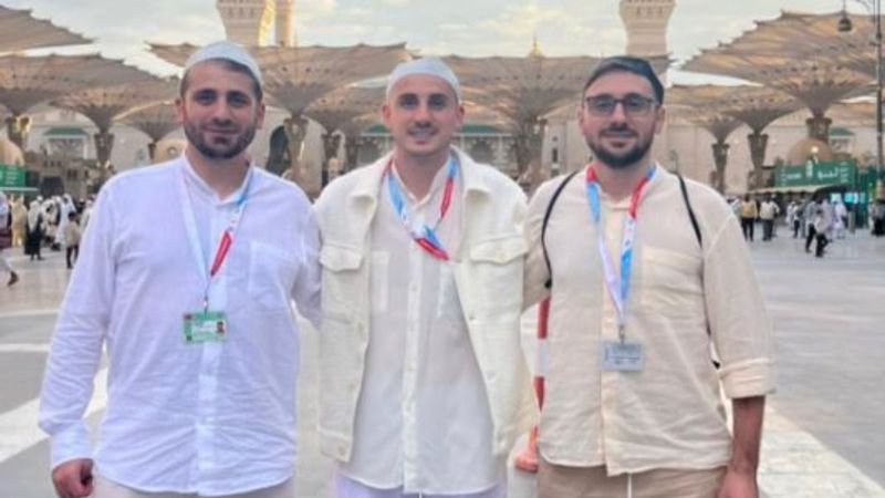 Kerem Aktürkoğlu ailesiyle birlikte umrede