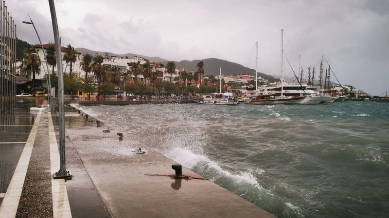 Muğla'da beklenen sağanak yağış etkisini gösterdi