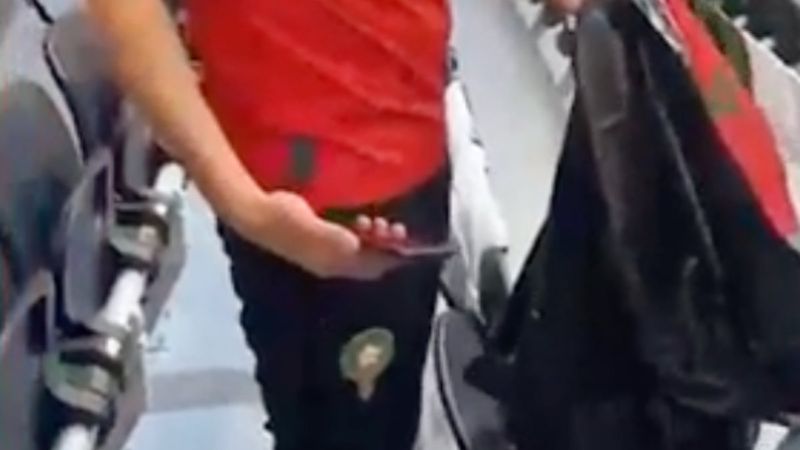 Faslı taraftarlar maç sonrası tribünleri temizledi