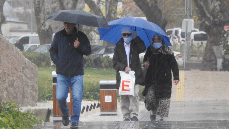 Edirne'de sağanak yağış hayatı felç etti