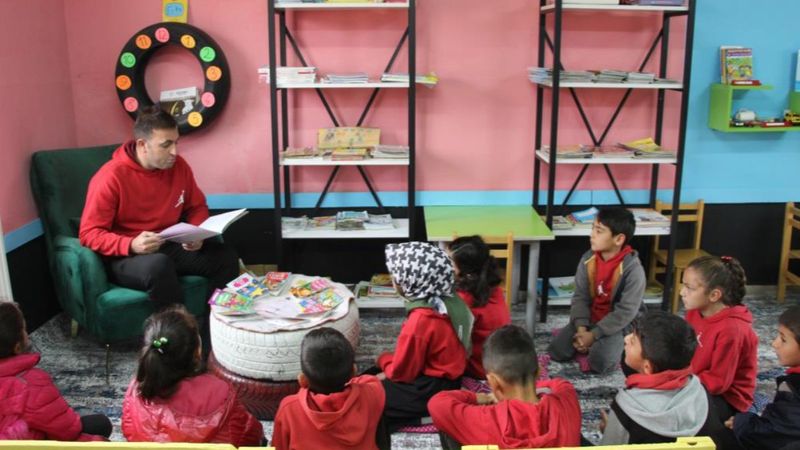 Bingöl'de köy okulunu yuvaya çeviren öğretmen