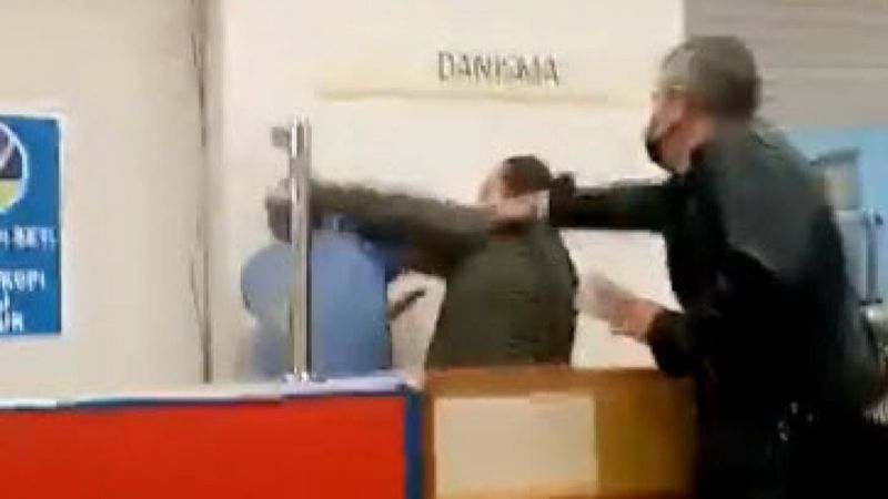 İzmir'de ameliyattaki hastanın yakınları görevlilere saldırdı