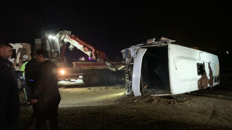 Diyarbakır’da taziye dönüşü polisleri taşıyan otobüs devrildi 
