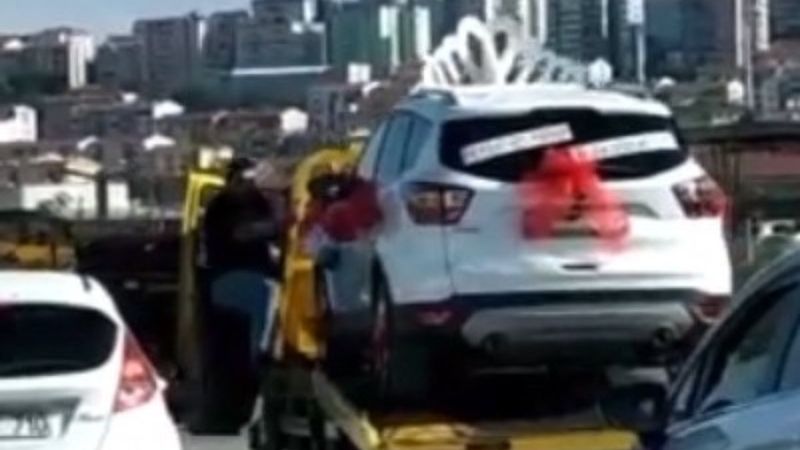 Balıkesir'de gelin arabasını çekiciye yüklediler