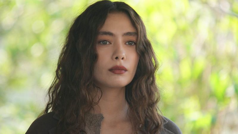 Neslihan Atagül iç çamaşırsız pozuyla zifiri karanlığı aydınlattı! Cesur kareleri damga vurdu!