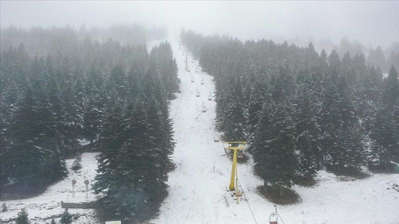 Uludağ'da kar yağışı sürüyor