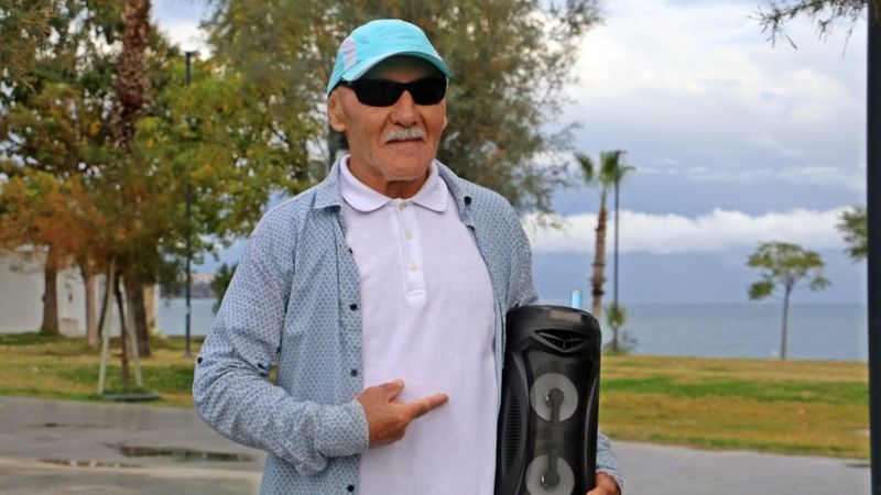 Antalya'da 69 yaşındaki Rus turistin dansı şaşırttı 