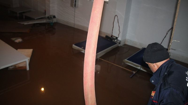 Mardin'de yağan yağmur suları evlere ve iş yerlerini bastı