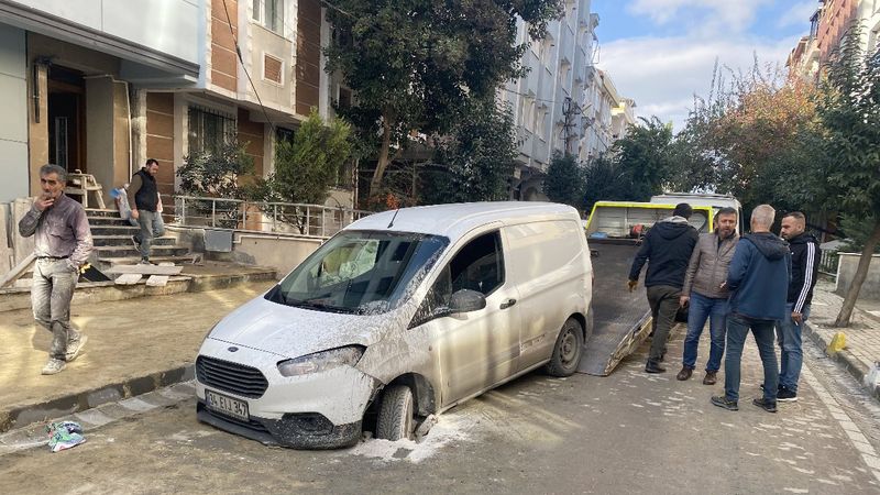 Avcılar’da hafif ticari araç seyir halindeyken yol çöktü