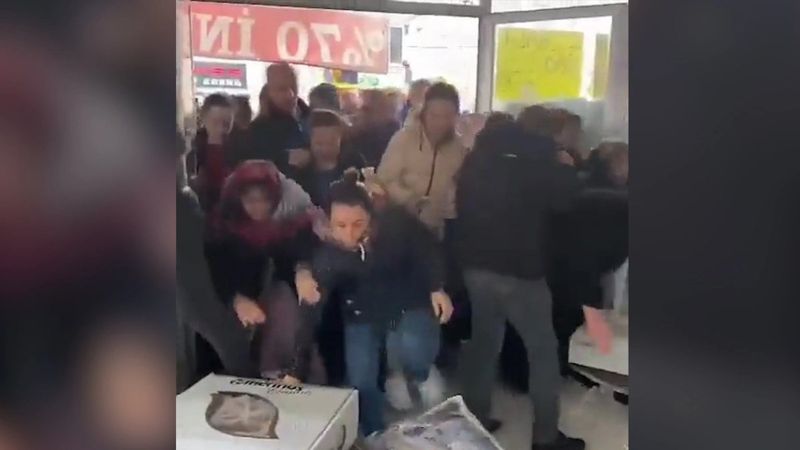 İzmir'de indirime giren halı izdihamı: 2 kişi yaralandı 