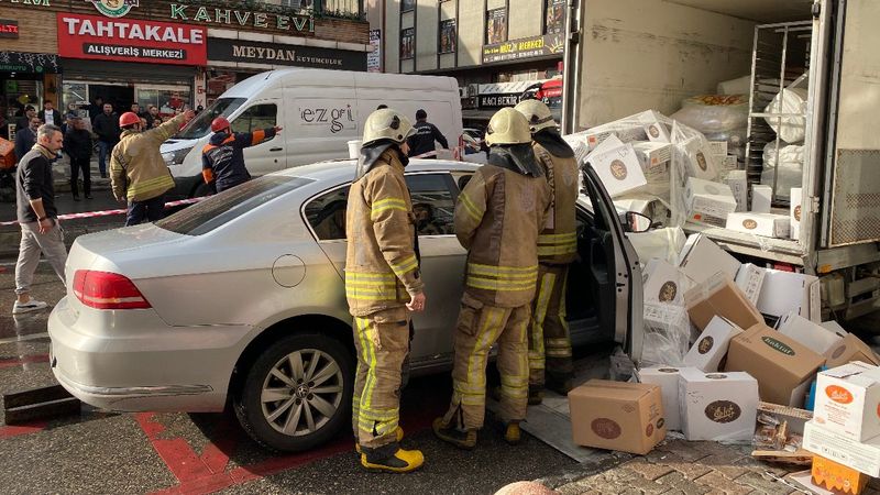 Ümraniye'de direksiyon başında kalp krizi geçiren sürücü kaza yaptı