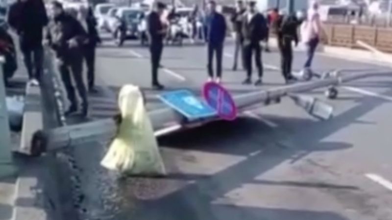 Galata Köprüsü'nde aydınlatma direği devrildi