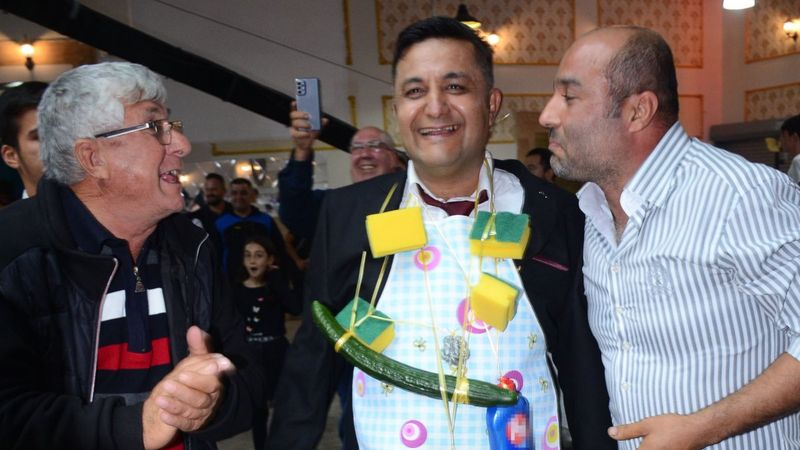 Antalya'da damadın arkadaşlarından takı sürprizi 