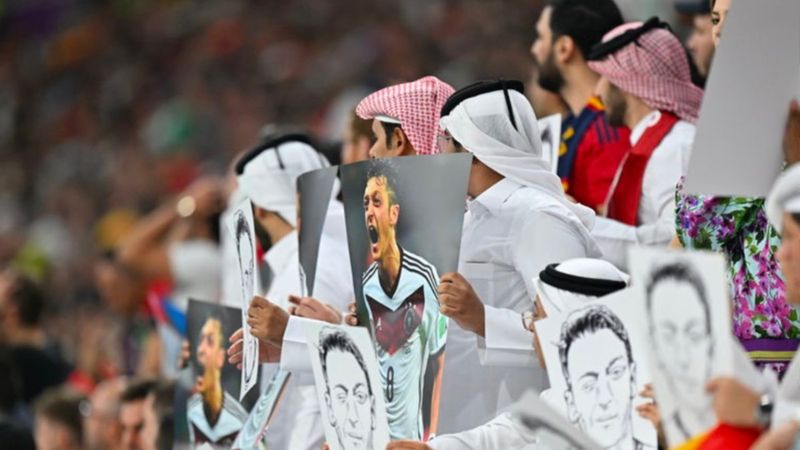 İspanya - Almanya maçında Katarlı taraftarlar Mesut Özil posterleri açtı