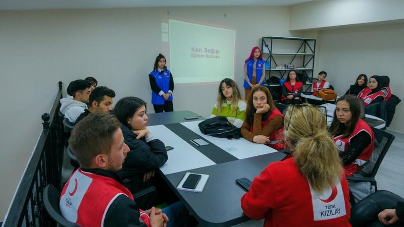 Genç Kızılay, gönüllülere kan bağışı farkındalığı eğitimi verdi