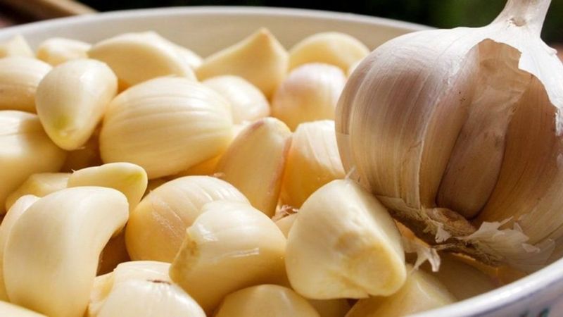 Şaşıracaksınız! Gece başparmağınıza sarımsak bantlayıp uyursanız...