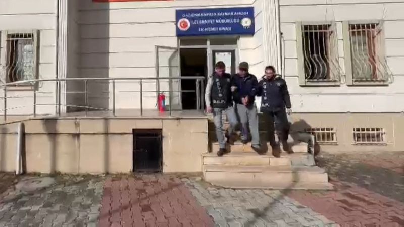 İstanbul'da 10 yıllık eşini çalışmak isteyince öldürdü