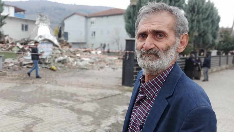 Düzce depreminde hasar gören caminin yıkımı hüzünlendirdi