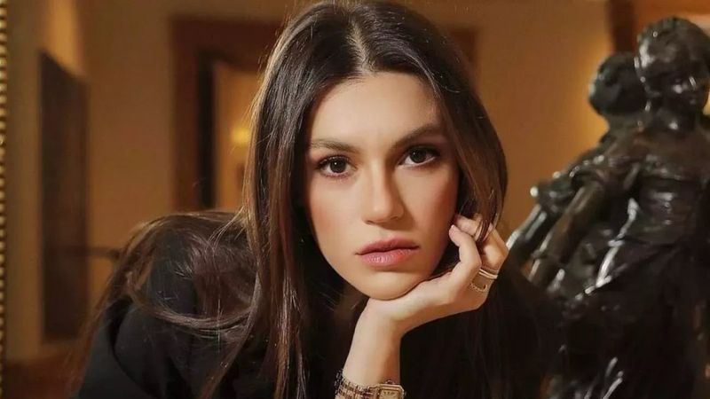 Yüsra Geyik'ten göğüs ve sırt dekolteli paylaşım! Takipçileri heyecanlandı...