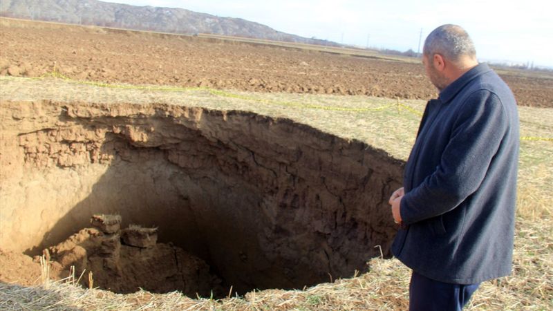 Sivas'ta koyun otlatılan yerde obruk oluştu