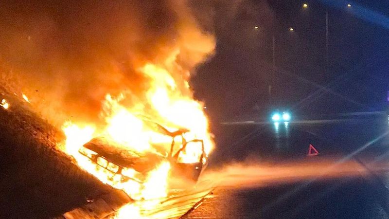 Bursa’da seyir halindeki otomobil alev topuna döndü