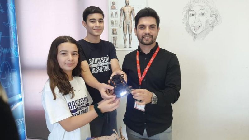 Osmaniye'de öğrenciler teknolojik ayakkabı geliştirdi