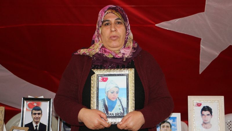 Evlat nöbetindeki anne: Kızımı zorla götürdüler