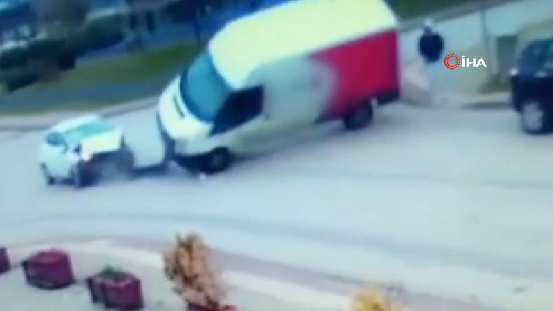 Bursa'da kargo aracının altında ezilmekten kıl payı kurtuldu