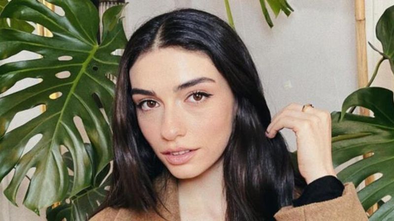 'Sevgilim daha açık istiyor' demişti! Hazar Ergüçlü dekolteyi boynundan kasığına kadar indirdi...