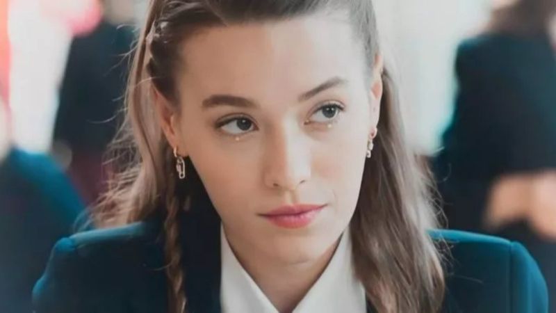 Külotlu çorabıyla yere yatıp poz verdi! Duy Beni'nin Melisa'sı Sümeyye Aydoğan'dan cüretkar poz: 