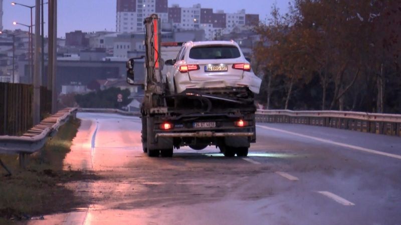 Esenler'de yola çıkan şahsı araç savurdu