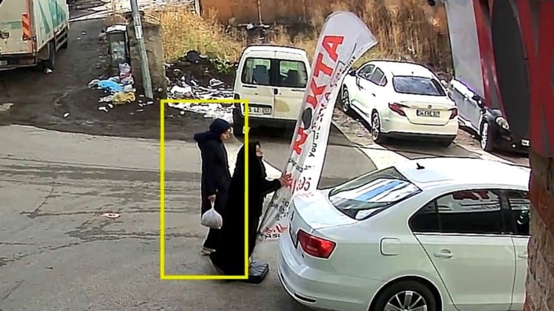 Erzurum'da düz yolda reklam panosuna çarptı