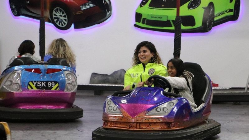 Tekirdağ'da okula devam sözü veren öğrencilere polislerden sürpriz