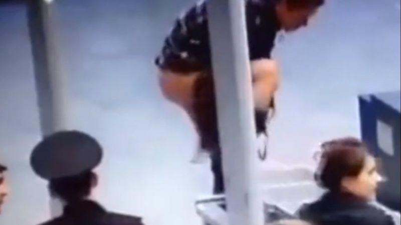 X-ray cihazına isyan eden yolcu soyundu