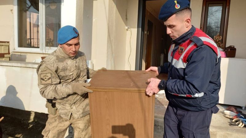 Düzce'de askeri personel depremzedelere yardım etti
