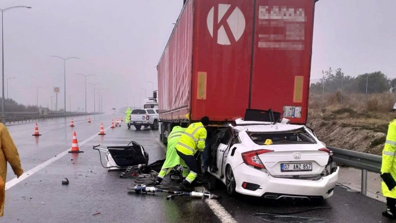 Manisa'da otomobil, tıra çarptı 