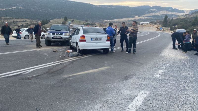 Manisa'da tarım işçilerinin kamyoneti otomobille çarpıştı